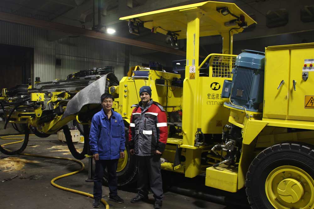 雙臂掘進鉆車工作現場